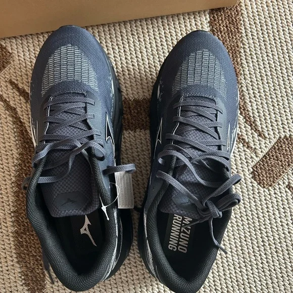 Mizuno Men's Gray and Black Athletic Shoes. Brand new with box 🤗 - Picture 2 of 10